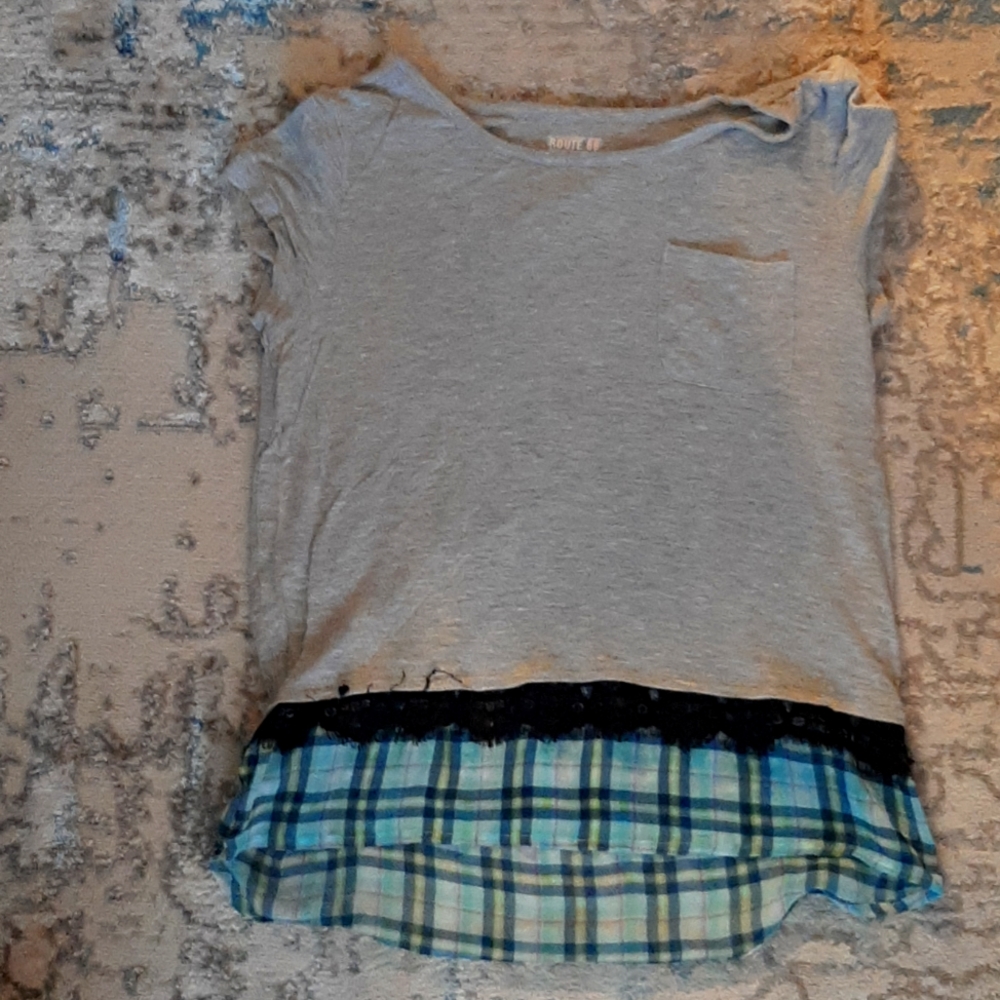 Loose t shirt in a kids size. 14/16.